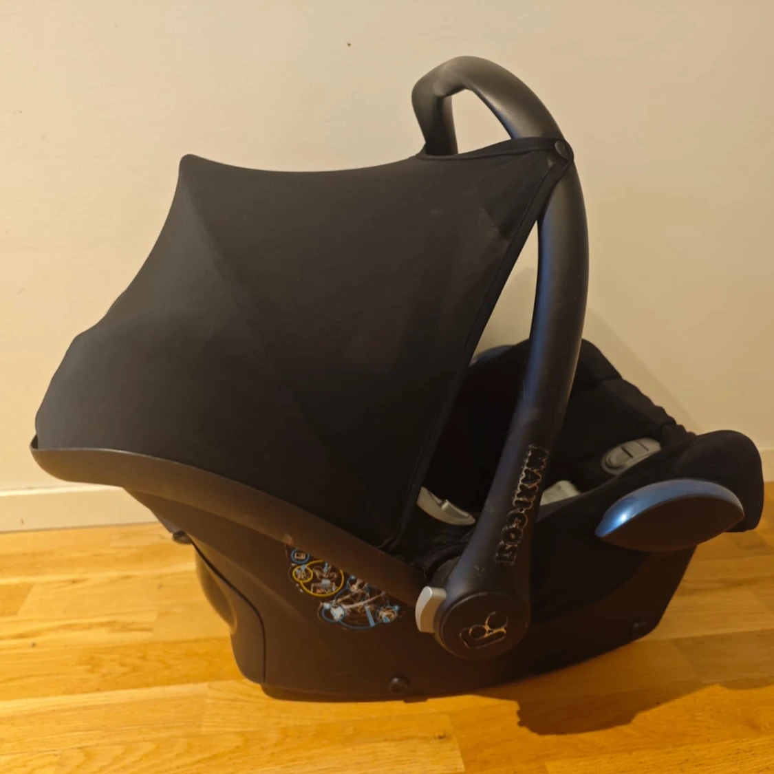 Svart babyskydd från Maxi-Cosi - 1