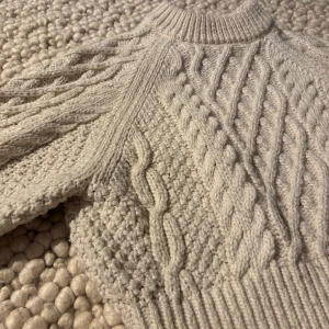 Stickad tröja - H&M - Supermysig och fin stickad tröja från H&M med ett klassiskt flätmönster. Tröjan har långa ärmar och ribbstickade muddar vid ärmslut och nederkant. Perfekt för kyliga dagar! ❄️Storlek M, men skulle säga att den är mer som en S