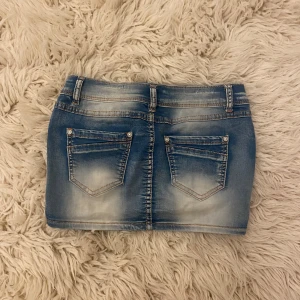 Super lågmidjad blå mini jeanskjol - SÄLJER EN HEL DEL FLERA LÅGMDIJADE JEANS,  OCH JEANSSHORTS!! 💞💞DRÖM JEANSKJOLEN! Världens finaste och snyggaste jeanskjol som sitter något tajt på mig trots att den är superstretchig i väldigt fint skick💞 Midjemåttet rakt över är ca 36 cm + väldigt mycket stretch💞 Längd fram: Ca 24 cm💞 OBS! Står storlek M men skulle verkligen säga att den passar mer S/XS och skriver därför det💞