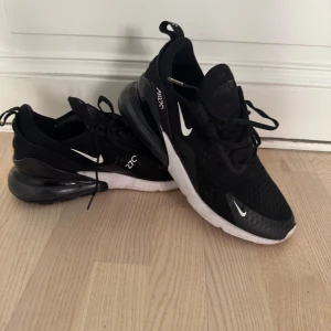 Nike air Max 270 - Storlek 42.5, typ oanvända skick 9/10. 
