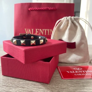 Svart armband med nitar från Valentino - —outlet—    —skick:8,5—     —allt og medföljer—