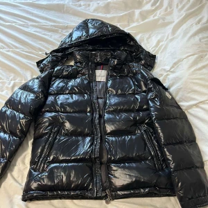 Svart Moncler Maya - Svart moncler maya, helt oanvänd tag finns kvar. Storlek M men liten i storlek. Pris kan diskuteras vid snabb affär.