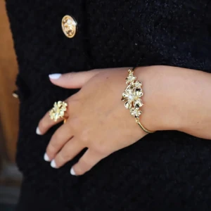 La fleur multi cuff, ioaku!  - Superpopulära la fleur multi cuff från Ioaku! Nypris 599 plus frakt! Avskavningar (rost), se sista två bilderna, men inget som syns tydligt när man bär armbandet! ❤️Sänker ej priset tyväärrr!! 