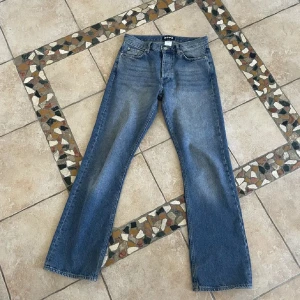 Blå jeans från Hope - Snygga blå jeans från Hope med en klassisk design. De har en rak passform och är tillverkade i slitstarkt denim. Perfekta för en avslappnad stil. Midjan är midwaist och de har en knappgylf.