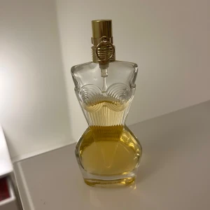 Gaultier Divine EdP 30 ml - Gaultier Divine EdP 30 ml från Jean Paul Gaultier en god blommig parfym med doftnoter som salt, lilja, maräng perfekt nu till sommaren🌴☀️.                           Kom gärna med bud! Paketpris vid kör av fler😍