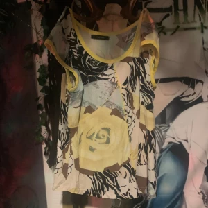 Mönstrad topp från GreenHouse - Unik jul mönstrad tröja med lite blommor och sånt, luftig och perfekt för sommaren. Ärvd från farmor!