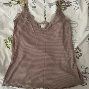Beige ribbad spets linne - Säljer denna ribbade spets linnen, Storlek M men sitter som S 🩷
