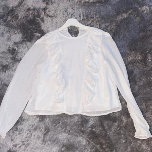 Vit blus från Gina tricot - Säljer en vit blus i från Gina tricot i storlek 146/152. Säljer den för att jag då har vuxit ur den och kommer inte till användning. Har använts 1 gång och är inte sliten.🫶🏻