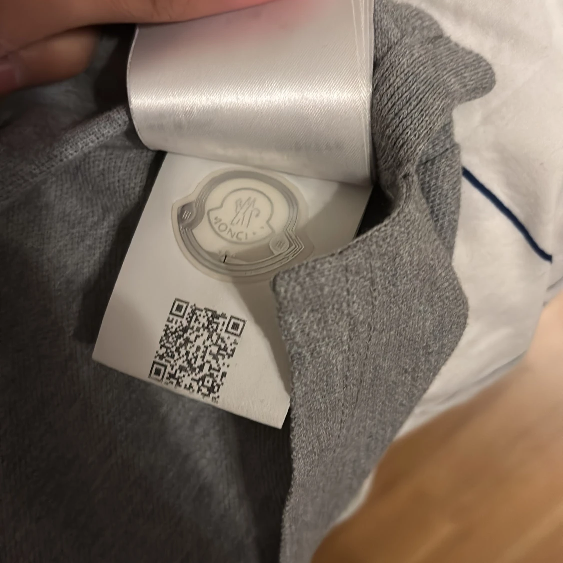 Grå pikétröja från Moncler - 1