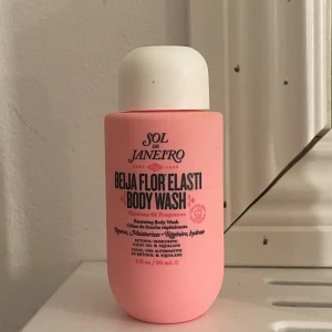 Beija Flor Elasti Body Wash från Sol de Janeiro - Beija Flor Elasti Body Wash från Sol de Janeiro i en söt rosa flaska. Denna kroppstvätt är berikad med cacayolja och squalane för att återfukta och revitalisera huden. Perfekt för en lyxig duschupplevelse med en härlig doft.