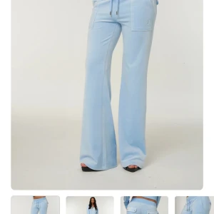 Juicy byxor - Blåa Juicy byxor i färgen Powder blue. Säljs pga inte till användning. Storlek M men passar även S saknar båda metal bitarna på snöret 
