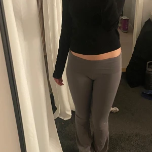 Grå utsvängda leggings - Gråa ”yoga pants” från Nelly som tyvärr inte kommit så mycket till användning, använts fåtals gånger🩷