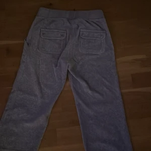 Grå Juciy byxor - Säljer ett par bekväma grå mjukisbyxor med två bakfickor och elastisk midja. Perfekta för en avslappnad dag hemma eller på språng.