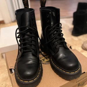 Svarta boots från Dr. Martens - “Säljer svarta Dr. Martens-kängor, köpta för 2300 kr. Nästan helt nya – endast använda två gånger!”