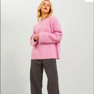 Rosa stickad tröja - Jättefin tröja, lite nopprig, passar även M