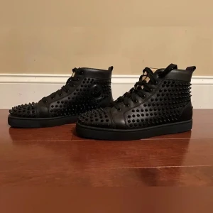Christian Louboutin  - Snygga svarta sneakers från Christian Louboutin med nitar i storlek 37.5 men sitter som en 38. 