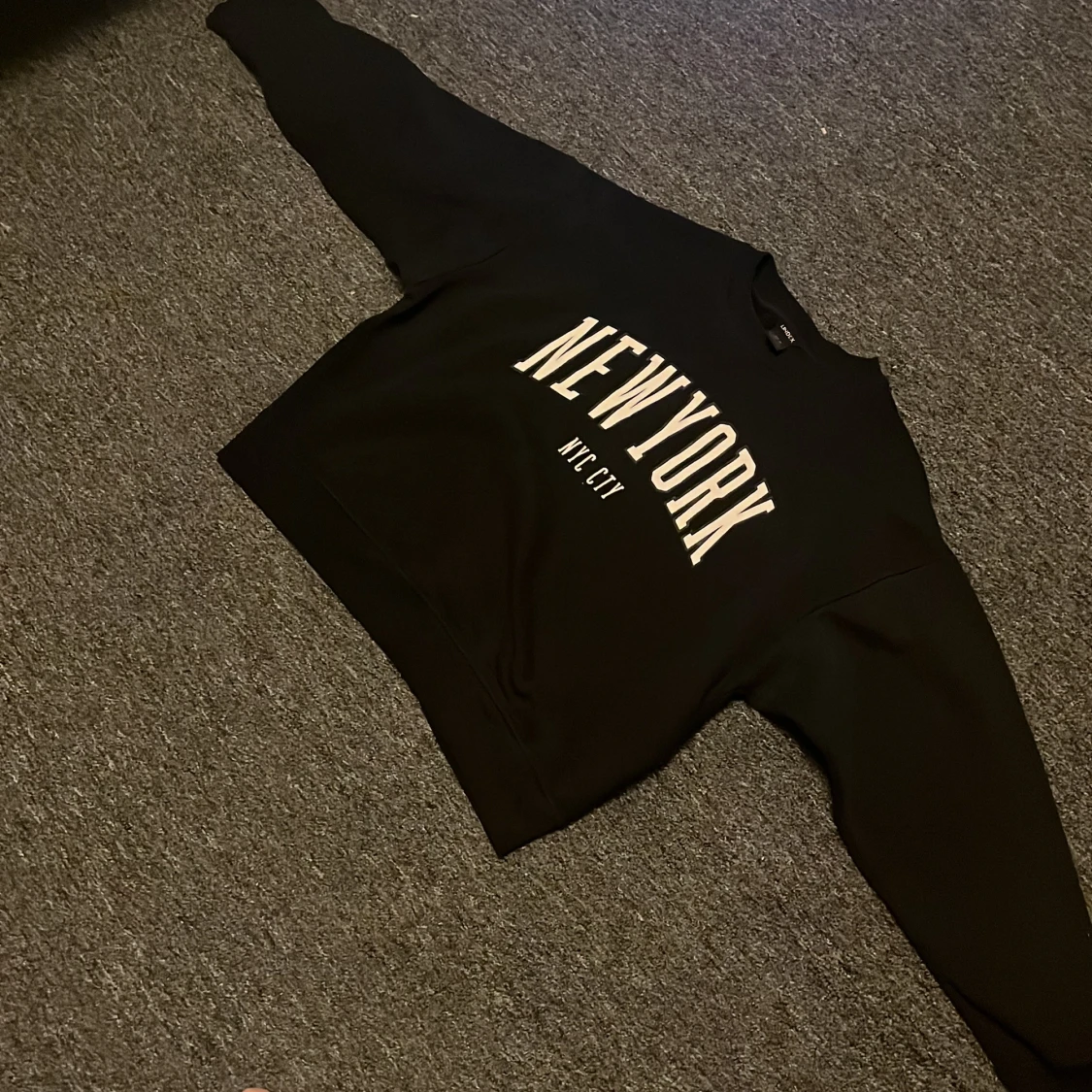 Svart sweatshirt med New York-tryck