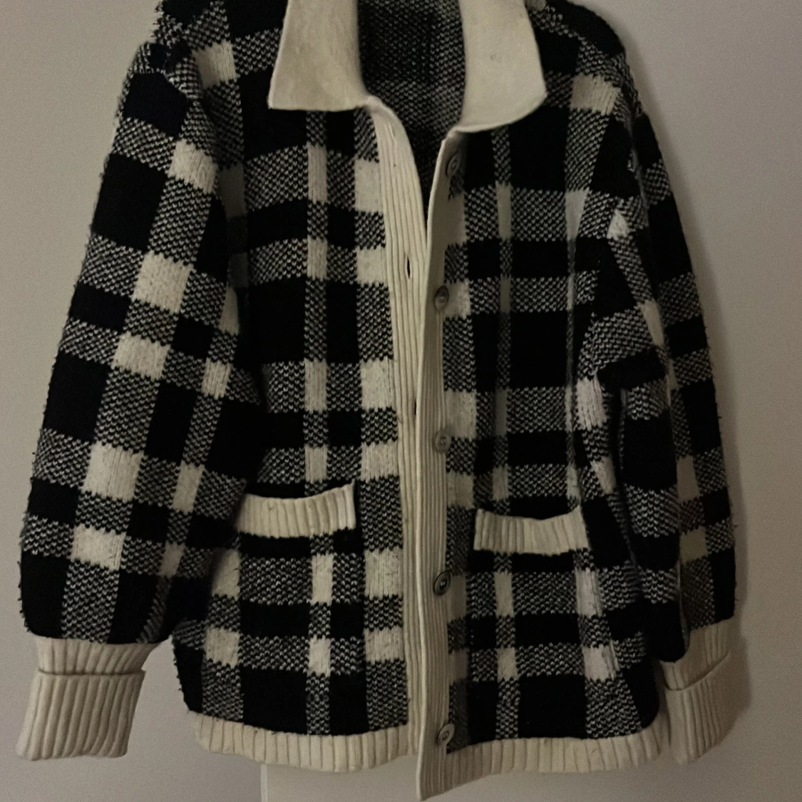 Svartvit rutig kofta från & Other Stories - 2