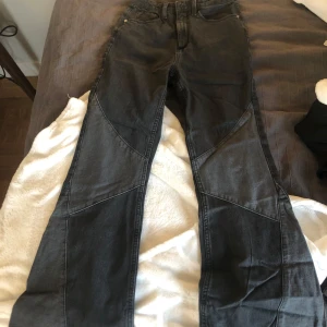 Svarta jeansbyxor - Snygga svarta jeansbyxor med unik sömnadsdetalj. Byxorna har en bootcut-stil och är medel midja,  väldigt coola och unika 🙏🏻 komemr tyvärr inte till användning och har blivit försmå❤️ knappt använda❤️