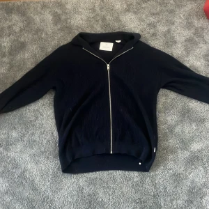 Jack and jones zip tröja  - Tröjan är marinblå aldrig använd bara testad nypris runt 650kr mitt pris 300kr storlek M pris kan diskuteras☺️