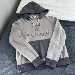 Ralph Lauren Hoodie - Säljer denna riktigt snygga pch unika Ralph Lauren hoodie. Hoodien har en mucket snygg passform och passar M/S. Toppen skick!