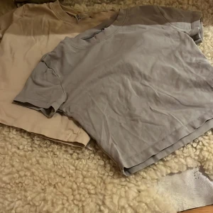 Två t-shirt från Divided - Säljer två T-shirt från Divided. Perfekt för en avslappnad look. T-shirtna har korta ärmar och en rund halsringning.