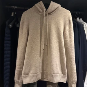 Gran sasso cashmere hoodie  - Tja! säljer min sjukt feta gran sasso cashmere hoodie i storlek 48 vilket motsvarar S/M den  är väldigt sällsynt och slutsåld överallt. Köpt på Ströms  för 5499 kr skicket är 9/10 den är väldigt försiktigt använd. Andra bilder ser ni en likadan tröja fast i en annan färg. Skriv om du har några funderingar!