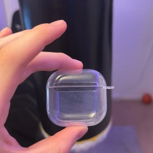 Genomskinligt skal till AirPods 4 - Schysst skal som skyddar dina AirPods 4
