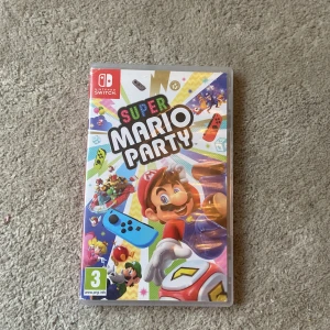 Super Mario Party till Nintendo Switch - Säljer Super Mario Party för Nintendo Switch. Spelet erbjuder massor av minispel och möjligheten att spela med Joy-Con-kontroller. Perfekt för spelkvällar med vänner och familj. 🎮