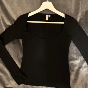 Svart topp NELLY - Snygg svart topp från NELLY men fina detaljer vid urringningen, aldrig använd. Storlek XS💞