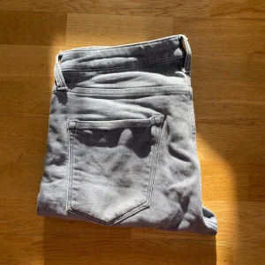 Jack and Jones jeans  - Ett par gråa jeans från jack and Jones i storlek 30:30 och är lite stora på mig som är 176 och väger 62 kg. Dom är i perfekt skick.
