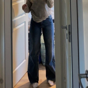 Mid-waist jeans  - Snygga blå jeans från Zara. De har en rak passform och har medelhög midja. 🌸