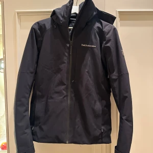 Svart skidjacka från Peak Performance - jättenice skidjacka som ny. skriv för fler detaljbilder!