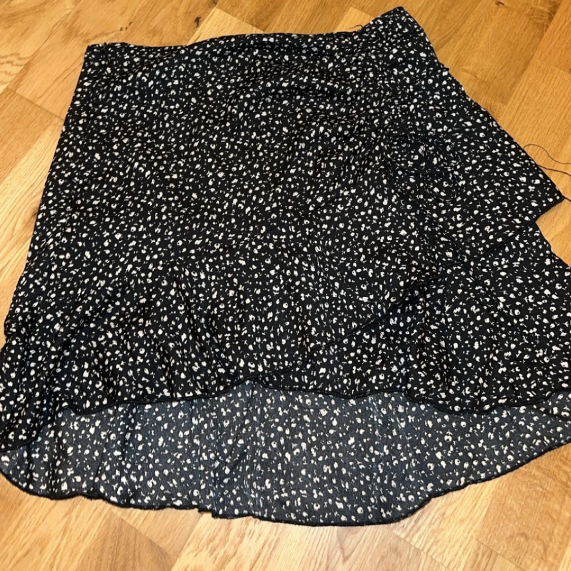 Svart omlottkjol med vita prickar