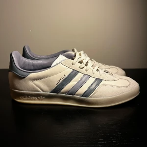 Adidas Gazelle  - Adidas Gazelle skor i storlek 47 1/3, varsamt använda, tecken på användning förekommer men ser nästan som nya ut. En väldigt eftertraktad färg, som inte går att hitta för under 2500kr. Boxen är tyvärr slängd. 