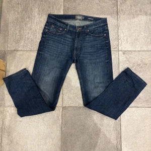 Jeans - Snygga mörkblå jeans från Dressman. De har en rak passform, slim fit. Storlek 32/33 och i mycket gott skick
