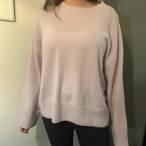 Soft goat Ljusrosa stickad tröja - Mysig ljusrosa stickad tröja från softgoat med rund hals och långa ärmar. Perfekt för kyligare dagar,  ribbade kanter vid ärmslut och nederkant.