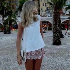 Zara kjol - Säljer min kjol från zara då den tyvärr har blivit för liten ❤️ Kjolen har inbyggda shorts som ej syns. bra skick, skriv om ni har frågor 😊