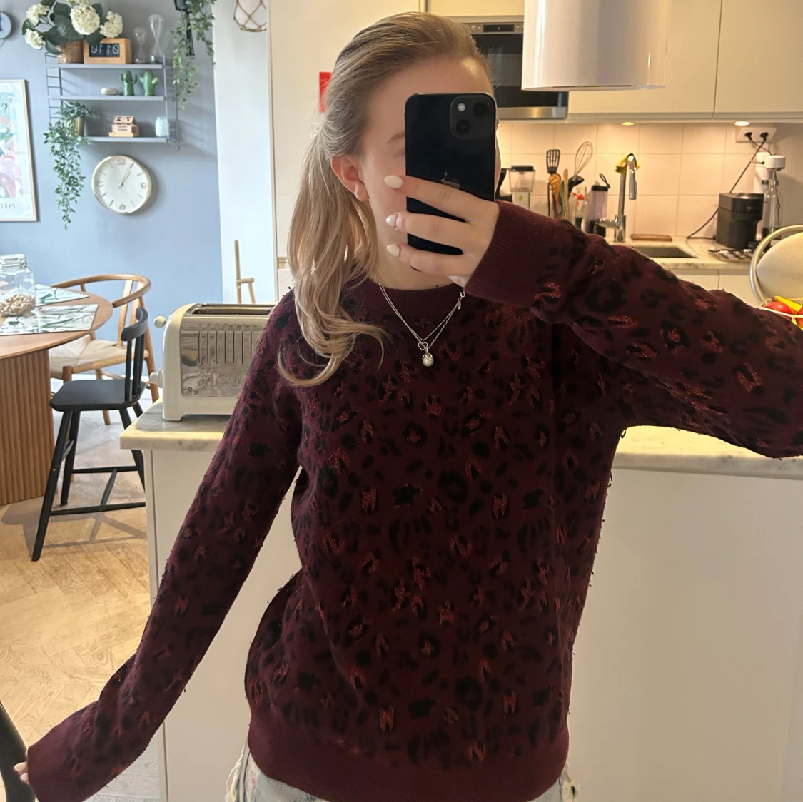 Vinröd leopardmönstrad tröja från & Other Stories