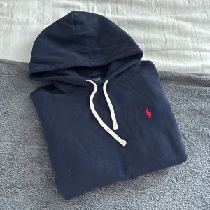 Ralph Lauren Hoodie - Säljer denna snygga och stilrena Ralph Lauren hoodie. Hoodien passar storlek S och är i väldigt bra skick!