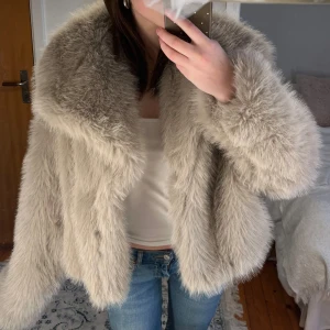 Jacka i låtsaspäls - Ej äkta päls!! Så så snygg!🫶🏻
