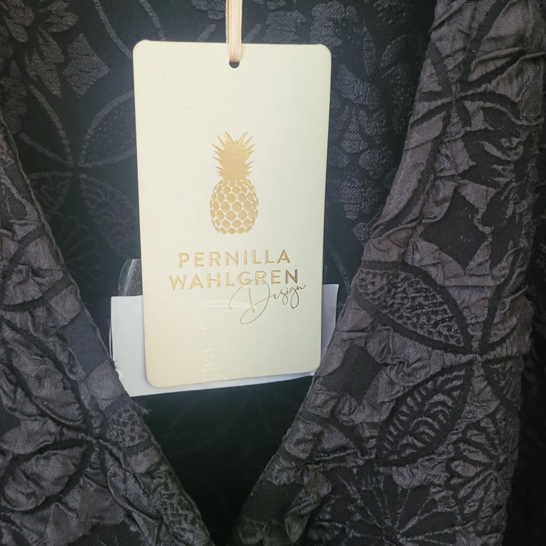 Svart omlottklänning med blommigt mönster - 4