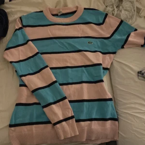 Randig tröja från Lacoste - Säljer en snygg randig tröja från Lacoste i rosa och blått. Aldrig använd och inga defekter 💕