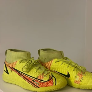 Gula Nike Mercurial inomhus fotbollsskor - Tjena!! Säljer ett par gula Nike mercurial skor. Använd ett få tar gånger. Har några skråmor på sig men inget som syns när man spelar. Storlek 35.5 men passar 35. 