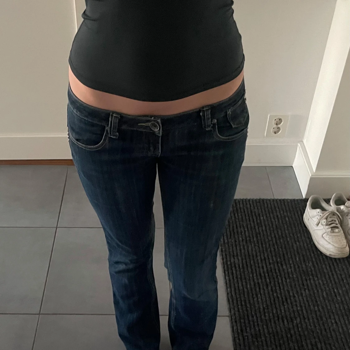 Mörkblå jeans från Rose therapy