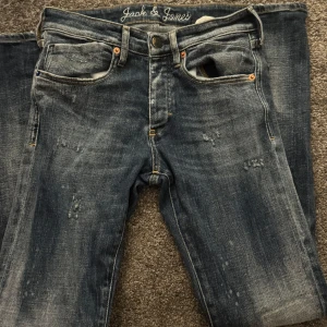 Jack n Jones slim fit - Säljer ett par snygga jack n Jones jeans i slim fit passform. De är i storlek W29/L32. De här modellen är slutsåld och är svår att få tag i. De är använd få tal gånger men lappen där bak gick lite sönder när jag tvätta den i tvättmaskinen men annars är de i bra skick. Nypris 1800 mitt pris 449. Mvh😁