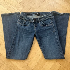 LTB valerie bootcut jeans  - Säljer mörka low waisted bootcut LTB valerie jeans . Jeansen har en normal passform med storlek 27/32 men passar för en större storlek (ex 28/32). 💞