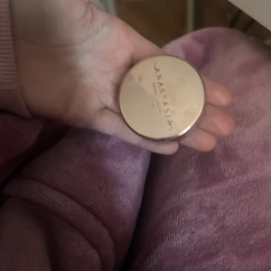 Anastasia Beverly Hills Brow Freeze - Säljer en Brow Freeze från Anastasia Beverly Hills. Perfekt för att styla och fixera ögonbrynen hela dagen. Kommer i en kompakt burk som är lätt att ta med sig.