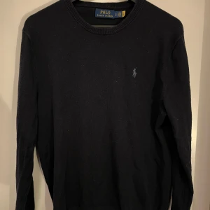 Polo Ralph Lauren tröja - Snygg mörkblå stickad tröja från Polo Ralph Lauren. (Ser svart ut på bilden men den är mörkblå). Bra skick inga slitningar eller så. Strl S men passar även M. Hör av er vid andra frågor eller funderingar! 