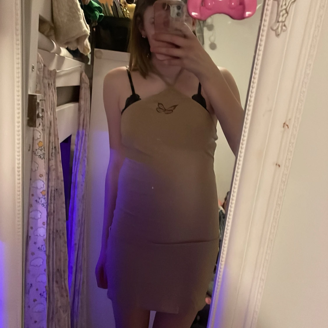 Klänning med fjärilstryck 